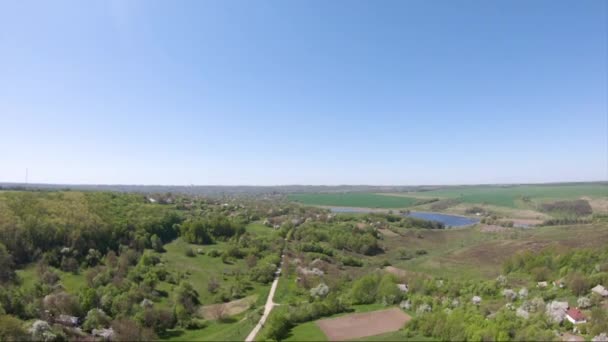 Vue Aérienne Du Beau Paysage. Vol au-dessus du village printanier avec forêts et champs .