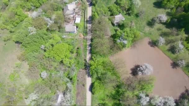 Vue Aérienne Du Beau Paysage. Vol au-dessus du village printanier avec forêts et champs .