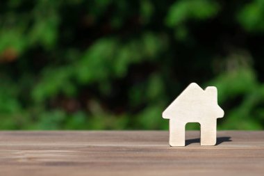 bir tablo üzerinde ahşap lodge