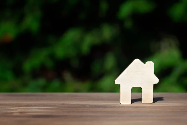 Wooden lodge on a table — Stock Photo, Image