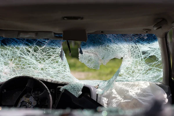 El coche roto y dañado — Foto de Stock