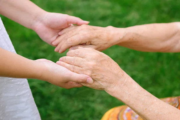 El anciano que necesita la ayuda — Foto de Stock