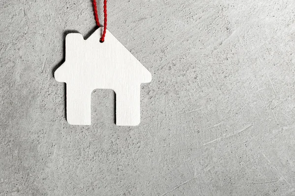 Beautiful lodge against the background of a gray wall — Stock Photo, Image