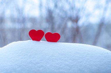 Kış arka plan üzerinde iki güzel kalpler