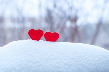 Kış arka plan üzerinde iki güzel kalpler