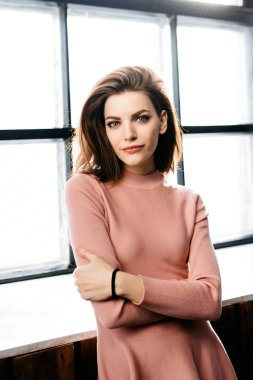 Pembe elbiseli güzel kız