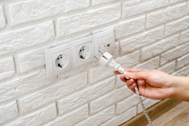 Tel ve elektrik prizine