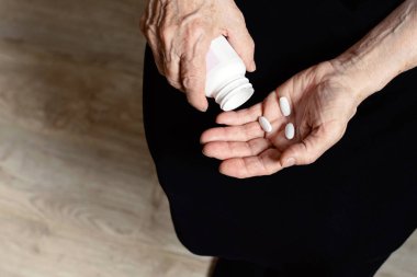 Büyükanne tablet tutar