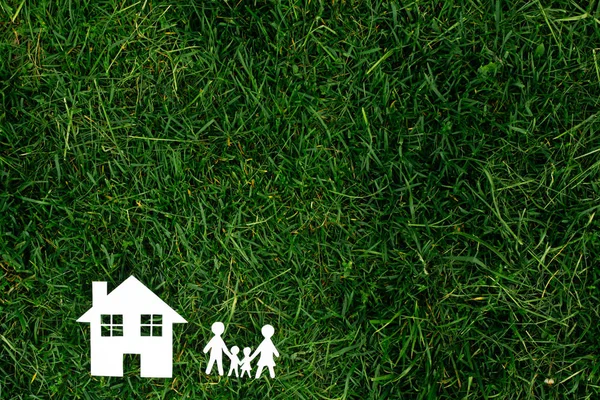 Семья и дом на фоне зелени — стоковое фото