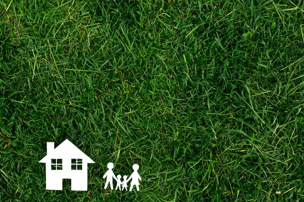 Семья и дом на фоне зелени — стоковое фото