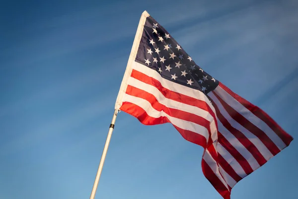 Americká vlajka na pozadí oblohy — Stock fotografie