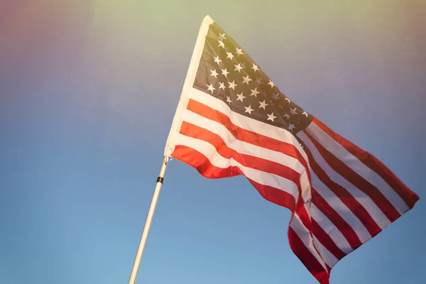 Amerikan bayrağı gökyüzü arka planı
