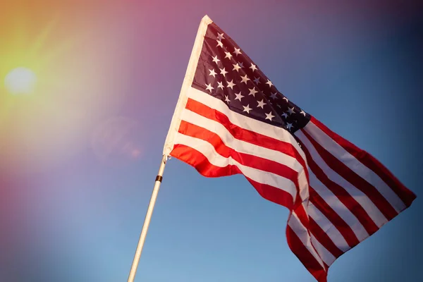 Americká vlajka na pozadí oblohy — Stock fotografie