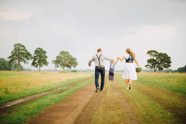 Mutlu ve sağlıklı aile açık havada — Stok fotoğraf