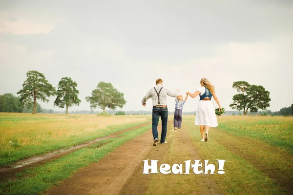 Familia feliz y saludable al aire libre —  Fotos de Stock