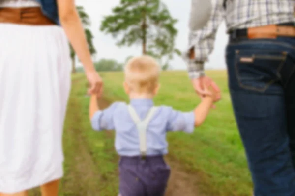 Familjen utomhus med en oklar bakgrund — Stockfoto