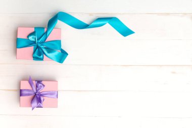 Beyaz ahşap zemin üzerinde güzel hediyeler