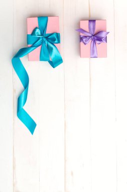 Beyaz ahşap zemin üzerinde güzel hediyeler