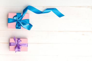 Beyaz ahşap zemin üzerinde güzel hediyeler