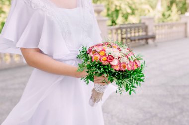 Düğün buketi, gri bir arka plan üzerinde çiçekler