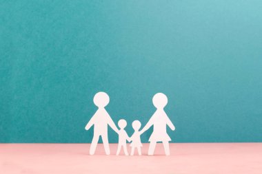 bakım elinde dört küçük adam