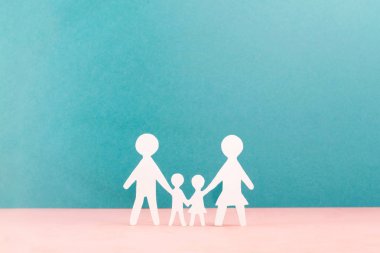 bakım elinde dört küçük adam