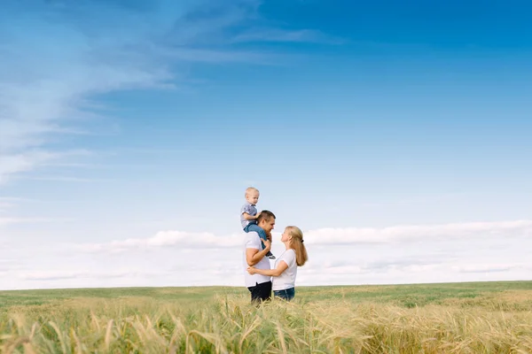 Lycklig familj på promenad utomhus — Stockfoto