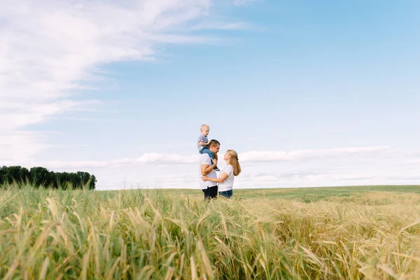 Lycklig familj på promenad utomhus — Stockfoto