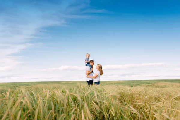 Lycklig familj på promenad utomhus — Stockfoto