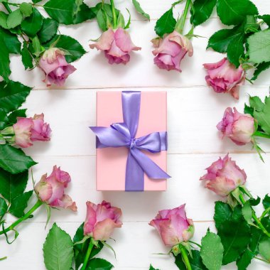 bir kara tahta, bir buket gül çok güzel gül