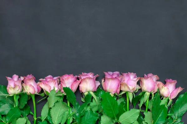 黒板、バラの花束に美しいバラの花束 — ストック写真