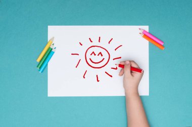 çocuk beyaz bir kağıda çizer