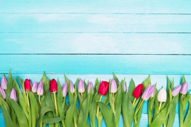 boş bir koltuk bir masada Lale buketi