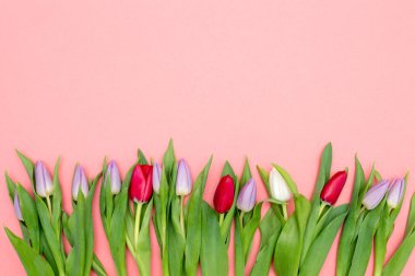 boş bir koltuk bir masada Lale buketi