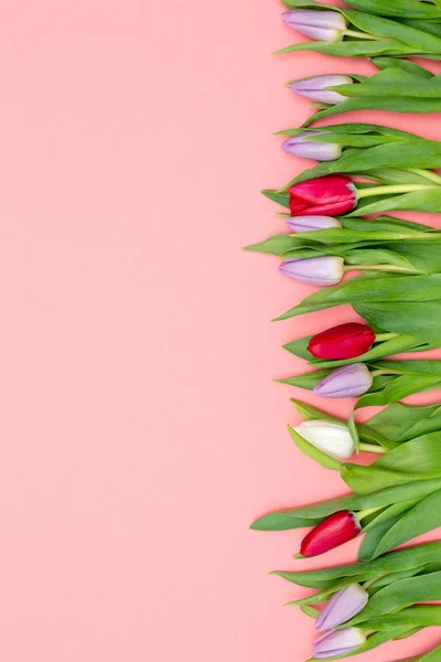 空いている席のテーブルの上のチューリップの花束 — ストック写真