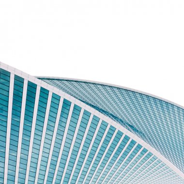 Beyaz arka plan üzerinde izole modern gökdelen