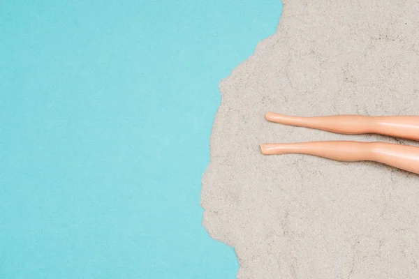 Ragazza prendere il sole sulla spiaggia vicino al mare — Foto Stock