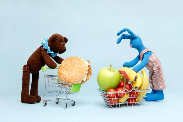 La elección entre la comida buena y la mala —  Fotos de Stock