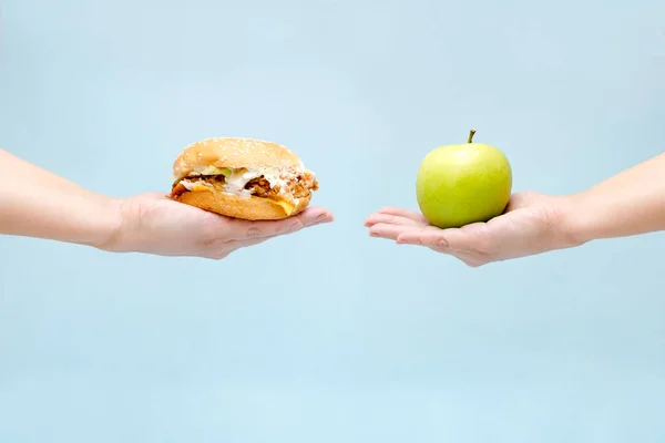 Die Wahl zwischen gutem und schlechtem Essen — Stockfoto