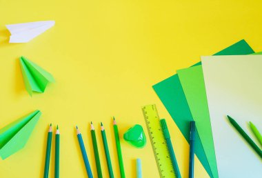 Yaratıcı, moda, minimalist, okul veya office çalışma alanıyla Sarı zemin üzerine mavi malzemeleri. Düz yatıyordu.