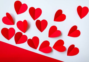 Tatil kartı Hearts kağıt üzerinde beyaz kağıt arka plan kopya alanı ile üzerinden. Sevgililer günü.