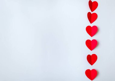 Sevgililer günü arka plan kırmızı Kalpler, üstten görünüm ile. Beyaz arka plan kopya alanı ile. 