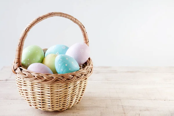 Huevos Pascua Coloridos Cesta Sobre Mesa Madera Feliz Pascua Vista — Foto de Stock