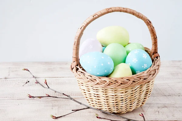 Huevos Pascua Coloridos Cesta Sobre Mesa Madera Feliz Pascua Vista — Foto de Stock