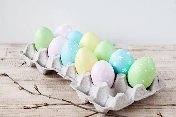 Huevos Pascua Coloridos Caja Sobre Fondo Madera Feliz Pascua Vista — Foto de Stock