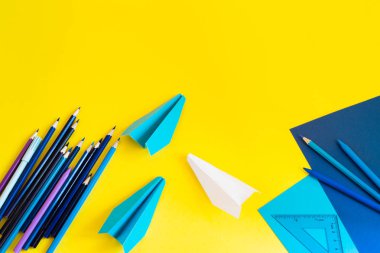 Yaratıcı, moda, minimalist, okul veya office çalışma alanıyla Sarı zemin üzerine mavi malzemeleri. Düz yatıyordu.