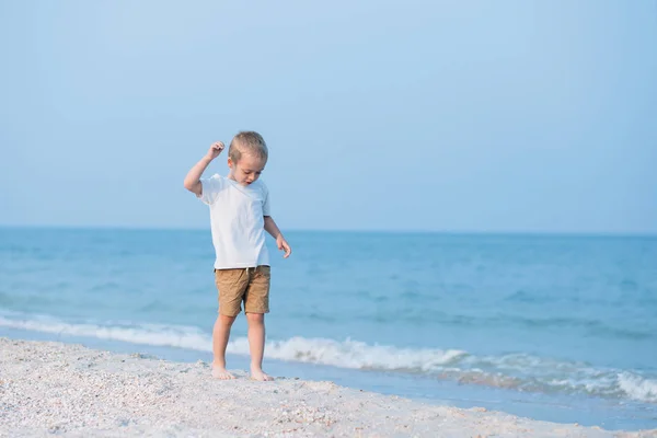 Vacaciones Verano Retrato Niño Encantador Caminando Playa Cerca Del Agua — Foto de Stock