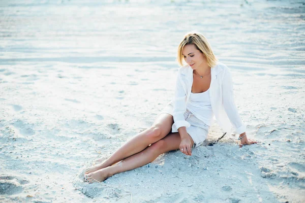 Portrait Beautiful Girl Long Legs Posing Beach — Stock Photo, Image