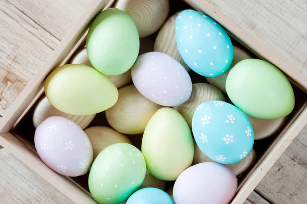 Huevos Pascua Una Cesta Sobre Fondo Rústico Madera Imagen Enfoque — Foto de Stock