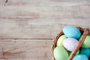 Paskalya arka plan ile sepet içinde Paskalya yumurtaları. Paskalya. Boyalı Paskalya yumurtaları. Kopya alanı ile Üstten Görünüm. 